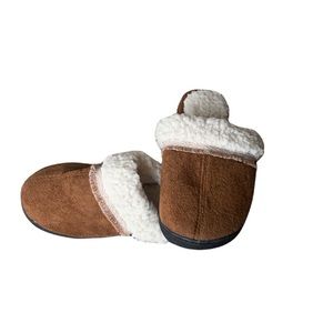Isotoner 6.5-7 Tan Faux Wool Lined Slippers Like New